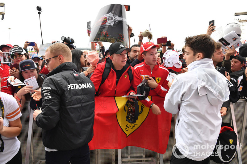 Valtteri Bottas, Mercedes AMG F1 e Charles Leclerc, Sauber, firmano autografi ai tifosi