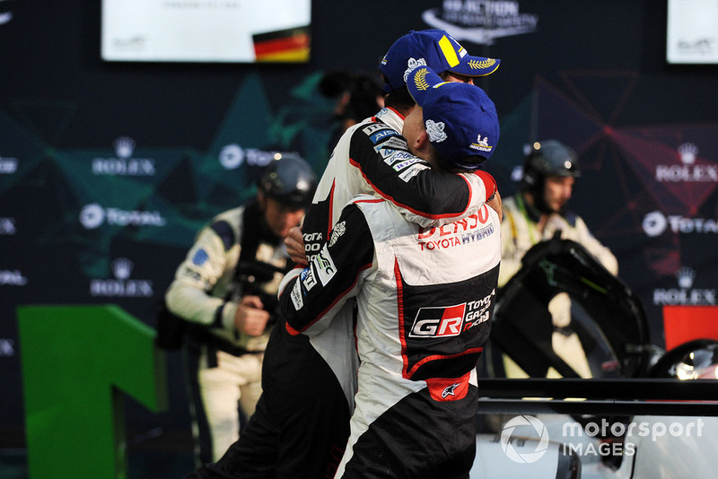 Podio LMP1: los ganadores Mike Conway, Kamui Kobayashi, Jose Maria Lopez, Toyota Gazoo Racing