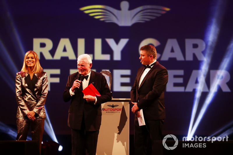 Paddy Hopkirk sul palco per presentare il "Rally Car of the Year award"