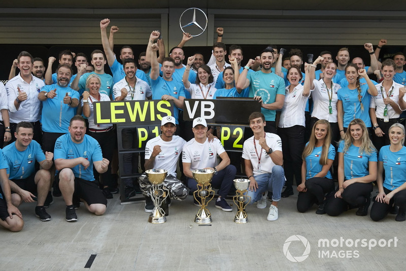 El ganador de la carrera Lewis Hamilton, Mercedes AMG F1 celebran con Valtteri Bottas, Mercedes AMG F1 y George Russell, Mercedes AMG F1 y el equipo