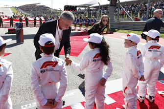 Chase Carey, voorzitter Formule 1, met grid kids