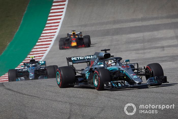 Lewis Hamilton, Mercedes AMG F1 W09 EQ Power+, delante de Valtteri Bottas, Mercedes AMG F1 W09 EQ Power+, y Daniel Ricciardo, Red Bull Racing RB14