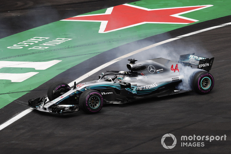 Lewis Hamilton, Mercedes AMG F1 W09 EQ Power +, realiza una dona mientras celebra ganar su quinto Campeonato Mundial