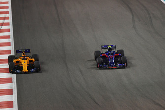 Stoffel Vandoorne, McLaren MCL33 en Pierre Gasly, Toro Rosso STR13 battle