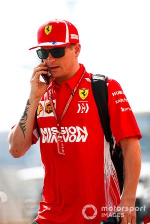 Kimi Raikkonen, Ferrari, llega al paddock