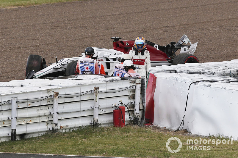 Marcus Ericsson, Sauber C37 crashed in Q1