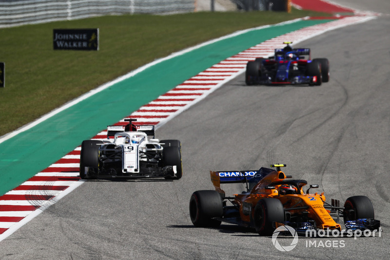 Stoffel Vandoorne, McLaren MCL33, Marcus Ericsson, Sauber C37, y Pierre Gasly, Scuderia Toro Rosso STR13