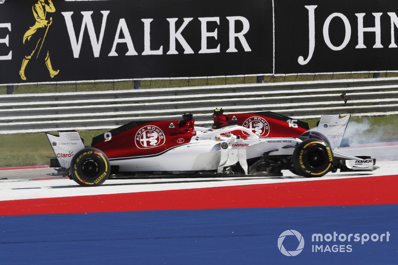 Marcus Ericsson, Sauber C37 y Charles Leclerc, Sauber C37 chocan.