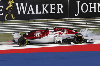 Marcus Ericsson, Sauber C37 et Charles Leclerc, Sauber C37 en tête-à-queue au Tour 1
