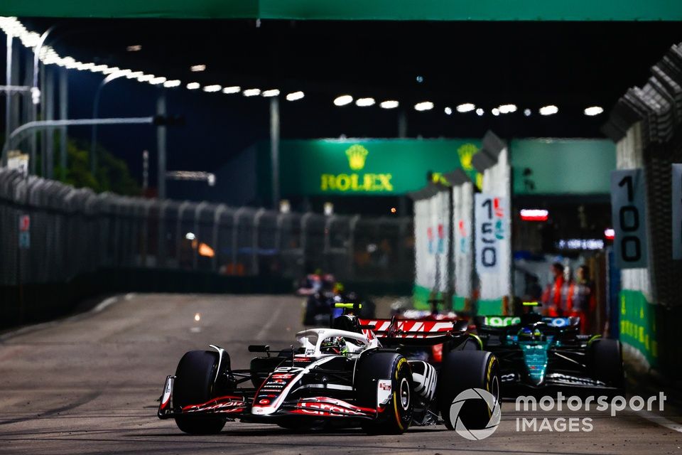 Nico Hulkenberg, Haas VF-24, Fernando Alonso, Aston Martin AMR24