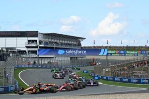 Oscar Piastri, McLaren MCL38, Charles Leclerc, Ferrari SF-24, Sergio Pérez, Red Bull Racing RB20, Pierre Gasly, Alpine A524, Fernando Alonso, Aston Martin AMR24, el resto de la parrilla en la primera vuelta.