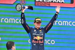 Max Verstappen, Red Bull Racing, 1ª posición, levanta el trofeo de ganador en el podio.