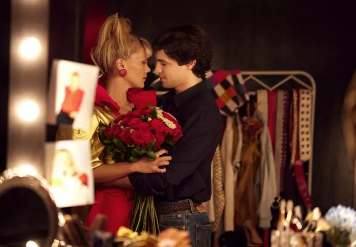Pâmela Tomé as Xuxa Meneghel, Gabriel Leone as Ayrton Senna in Senna