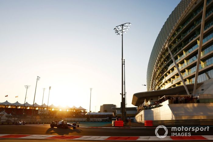 Yuki Tsunoda, RB F1 Team VCARB 01, Liam Lawson, VCARB 01, en la vuelta de formación