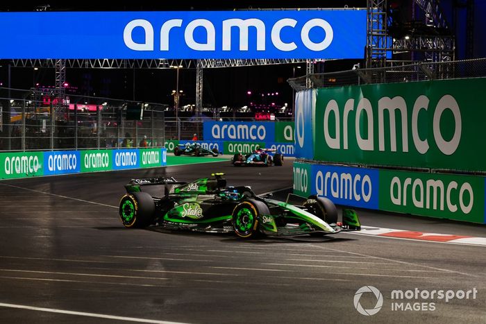 Zhou Guanyu, Stake F1 Team KICK Sauber C44