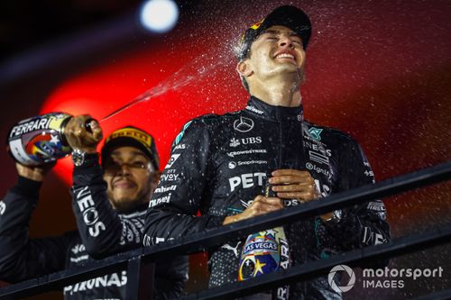 Lewis Hamilton, Mercedes-AMG F1 Team, 2º classificado, borrifa George Russell, Mercedes-AMG F1 Team, 1º classificado, com champanhe