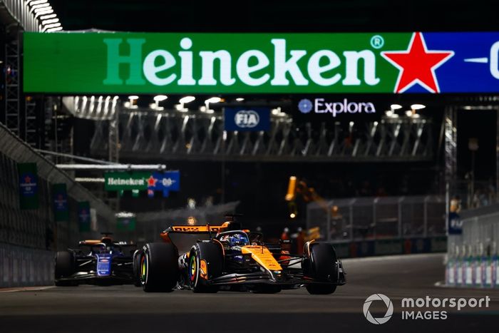 Oscar Piastri, McLaren MCL38, Alex Albon, Williams FW46