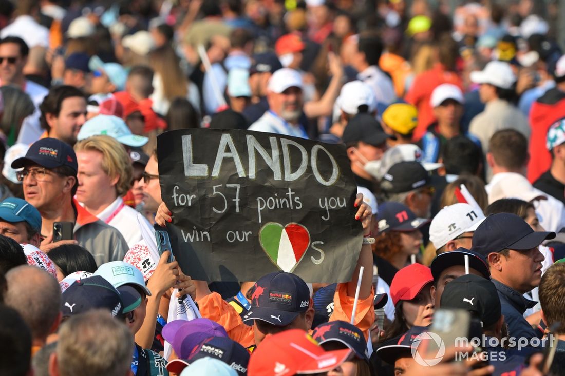 Fan pokazuje swoje wsparcie dla Lando Norrisa, McLaren F1 Team