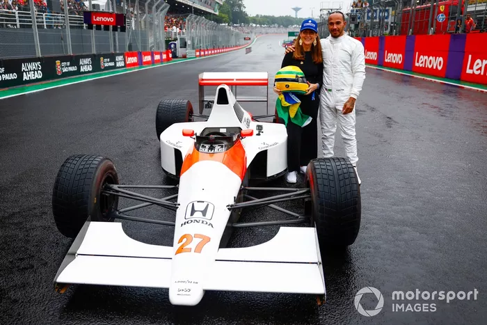 Lewis Hamilton y Viviane Senna, hermana de Ayrton Senna, con el McLaren MP4/5B de Ayrton Senna.