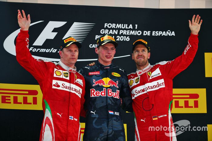 Podio: Kimi Raikkonen Ferrari, segundo lugar; Max Verstappen, Red Bull Racing, ganador de la carrera; Sebastian Vettel, Ferrari, tercer lugar