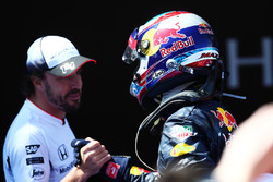 Победитель гонки - Макс Ферстаппен, Red Bull Racing празднует в закрытом парке с Фернандо Алонсо, Mc