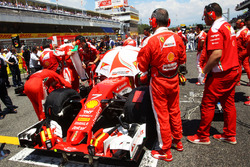 Kimi Raikkonen, Ferrari SF16-H en la parrilla