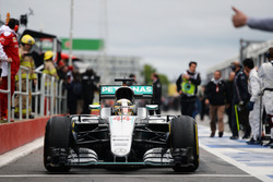 Победитель гонки - Льюис Хэмилтон, Mercedes AMG F1 приезжает в закрытый парк