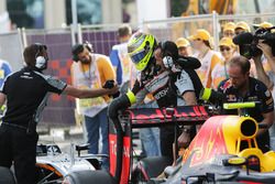 Sergio Perez, Sahara Force India F1 celebra con el equipo en parc ferme