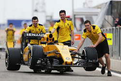 The Renault Sport F1 Team RS16, in der Boxengasse