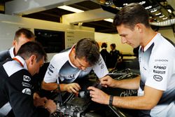 Mecánicos  trabajo en el coche de Fernando Alonso, McLaren MP4-31