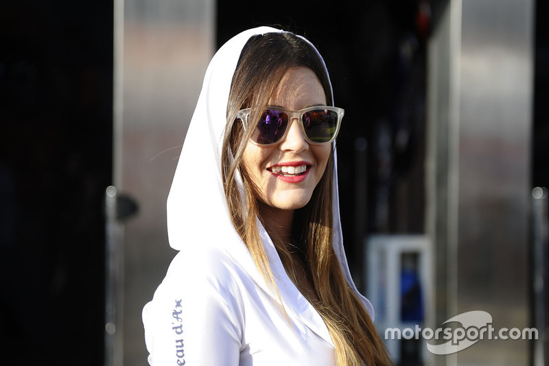 Чарівна дівчина Avintia Racing