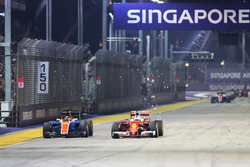 Sebastian Vettel, Ferrari SF16-H e Pascal Wehrlein, Manor Racing MRT05 lottano per la posizione