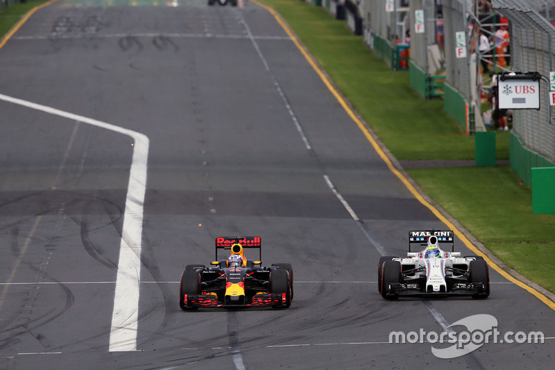 Daniel Ricciardo, Red Bull Racing RB12 and Felipe Massa, Williams FW38 battle for position