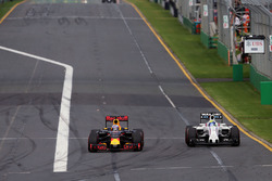 Daniel Ricciardo, Red Bull Racing RB12 and Felipe Massa, Williams FW38 battle for position