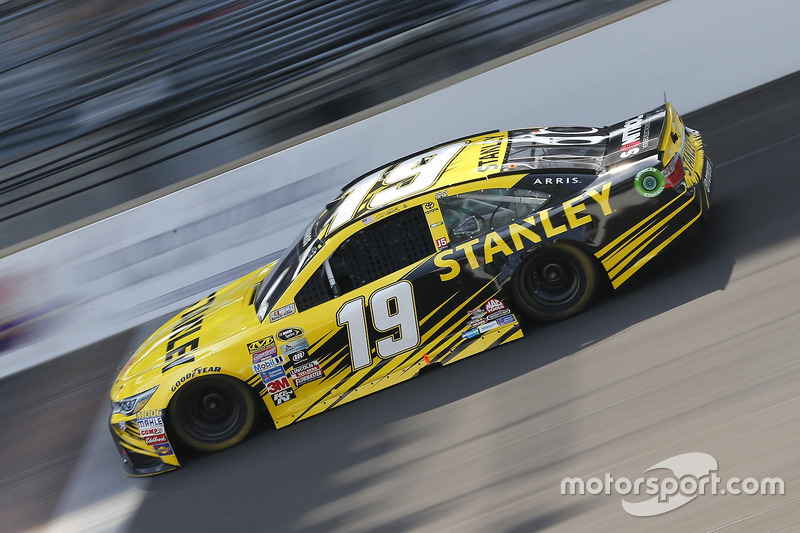 35. Carl Edwards, Joe Gibbs Racing, Toyota (Crash)