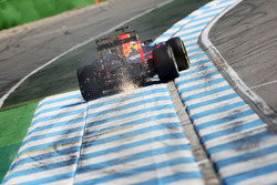 Max Verstappen, Red Bull Racing RB12 sacando chispas