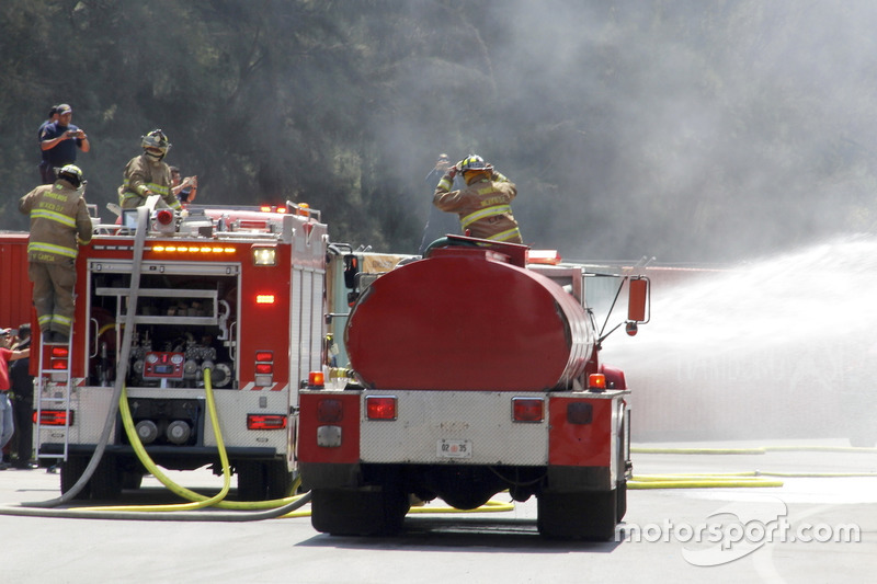 Bomberos practican en un ensayo previo al GP de México