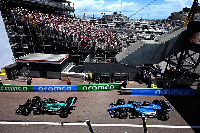 Alexander Albon, Williams; Lance Stroll, Aston Martin Racing
