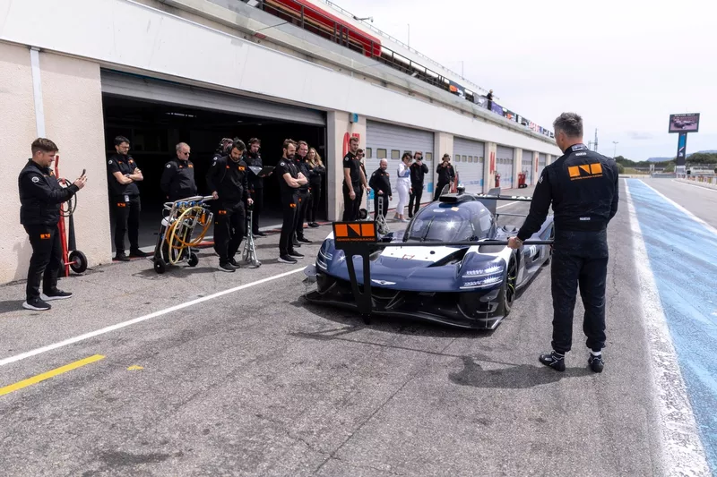 Jacky Ickx, Genesis Magma Racing Genesis