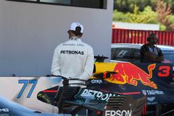 Ganador de la pole Lewis Hamilton, Mercedes AMG F1 en parc ferme