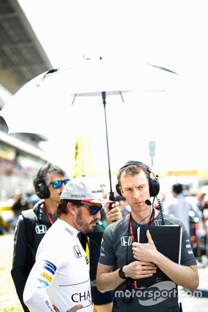 Fernando Alonso, McLaren, Mark Temple, Race Engineer, McLaren