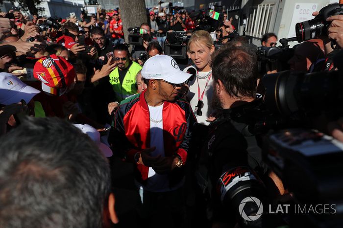 Lewis Hamilton, Mercedes AMG F1 firma autógrafos 