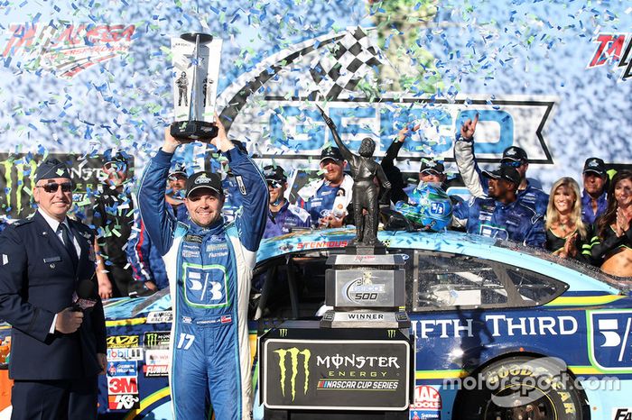 Ricky Stenhouse Jr. venceu etapa de Talladega da Monster Energy NASCAR Cup Series, sua primeira vitória na categoria.