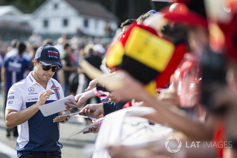 Felipe Massa, Williams signs autographs for the fans