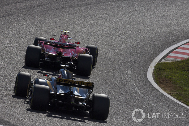 Kimi Raikkonen, Ferrari SF70H y Nico Hulkenberg, Renault Sport F1 Team RS17