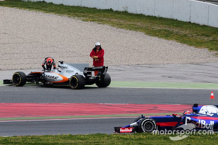 Esteban Ocon, Sahara Force India F1 VJM10 se detiene en el circuito
