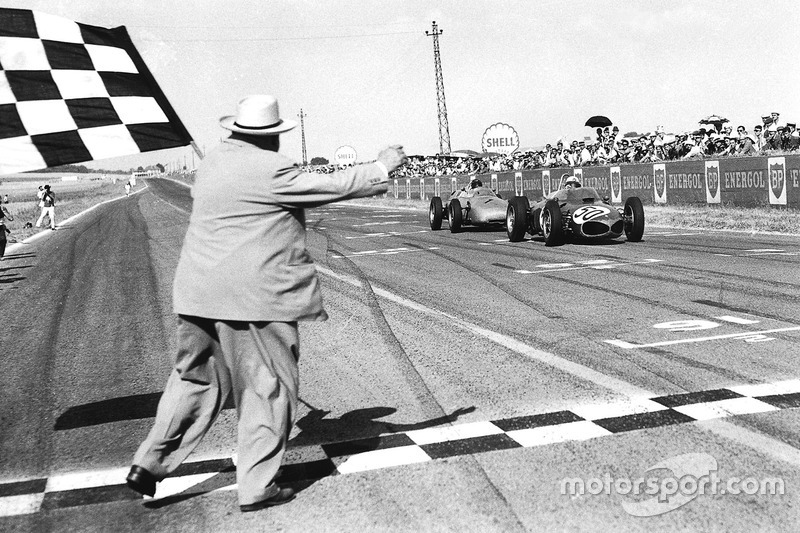 Giancarlo Baghetti, Ferrari 156 takes the win, Dan Gurney, Porsche 718 finishes second