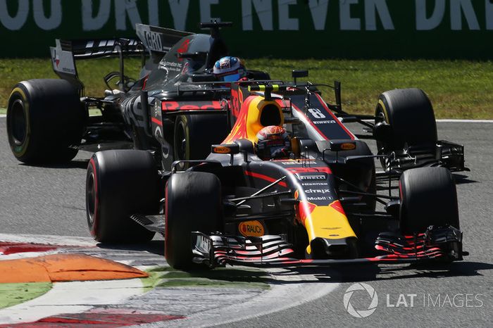 Max Verstappen, Red Bull Racing RB13, Romain Grosjean, Haas F1 Team Team VF-17