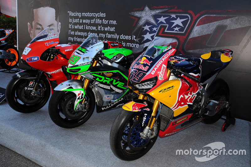 Nicky Hayden tribute with all bikes