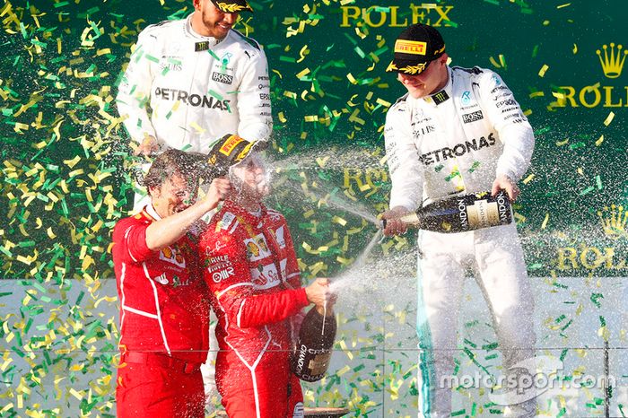 Podium : le vainqueur Sebastian Vettel, Ferrari, le second Lewis Hamilton, Mercedes AMG F1, le troisième place Valtteri Bottas, Mercedes AMG F1